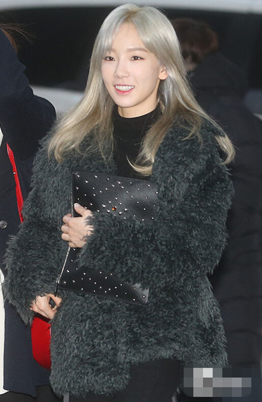 少女时代机场时尚超吸睛 允儿Tiffany冬季露腿不怕冷【组图】
