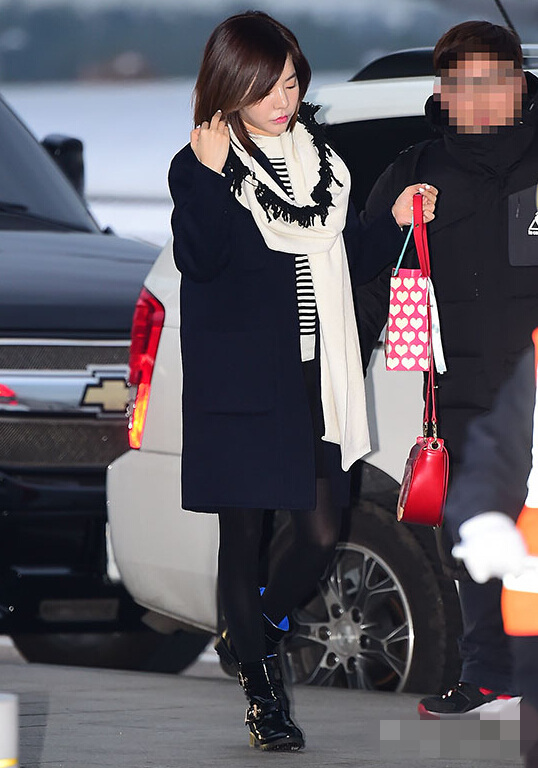 少女时代机场时尚超吸睛 允儿Tiffany冬季露腿不怕冷【组图】