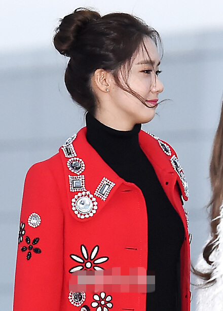 少女时代机场时尚超吸睛 允儿Tiffany冬季露腿不怕冷【组图】