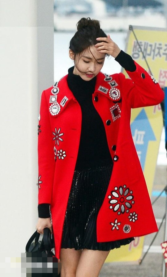 少女时代机场时尚超吸睛 允儿Tiffany冬季露腿不怕冷【组图】