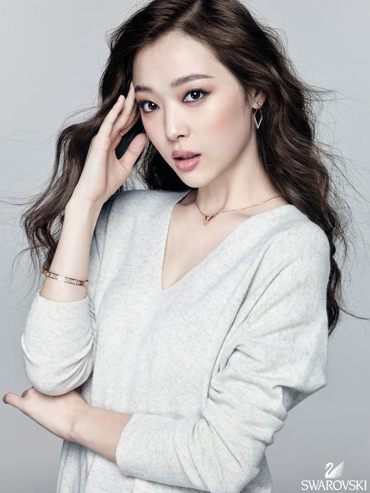 崔雪莉珠宝写真公开 秀香肩展轻熟魅力【组图】