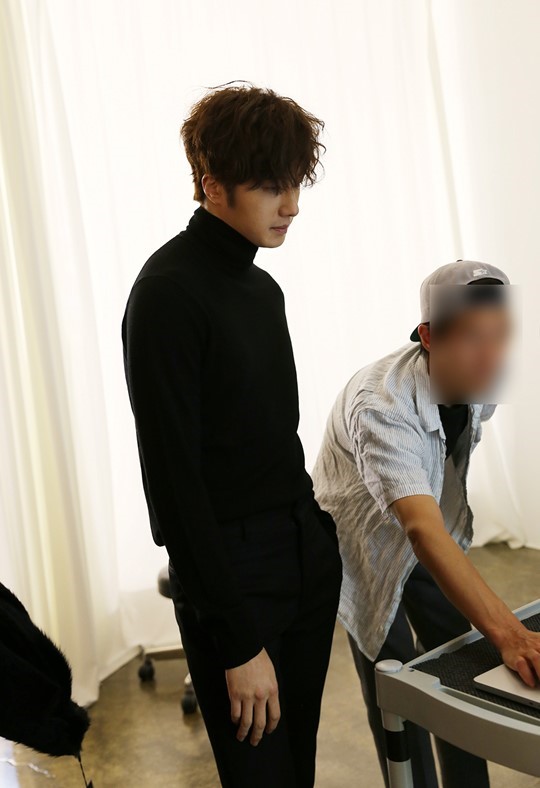 丁一宇出道十周年写真拍摄花絮公开 回忆经典作品幸福满满【组图】