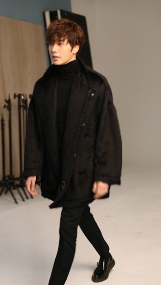 丁一宇出道十周年写真拍摄花絮公开 回忆经典作品幸福满满【组图】