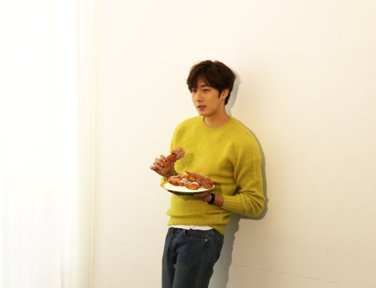 丁一宇出道十周年写真拍摄花絮公开 回忆经典作品幸福满满【组图】