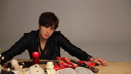 丁一宇出道十周年写真拍摄花絮公开 回忆经典作品幸福满满【组图】