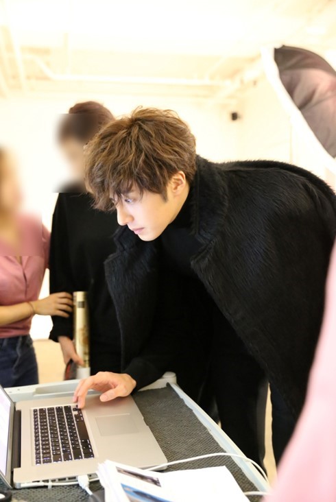 丁一宇出道十周年写真拍摄花絮公开 回忆经典作品幸福满满【组图】