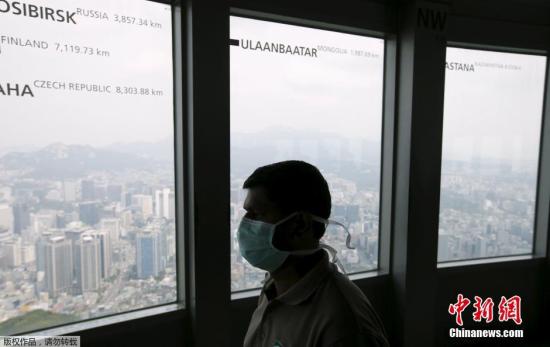 当地时间2015年6月8日，韩国首尔，游客戴口罩防止感染中东呼吸综合征(MERS)。