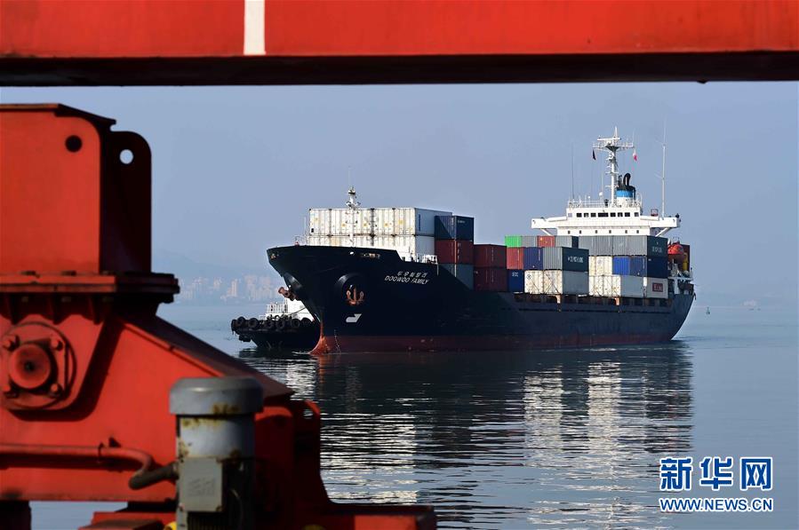     12月19日，一艘来自韩国的货船抵达威海港。新华社记者 郭绪雷 摄 