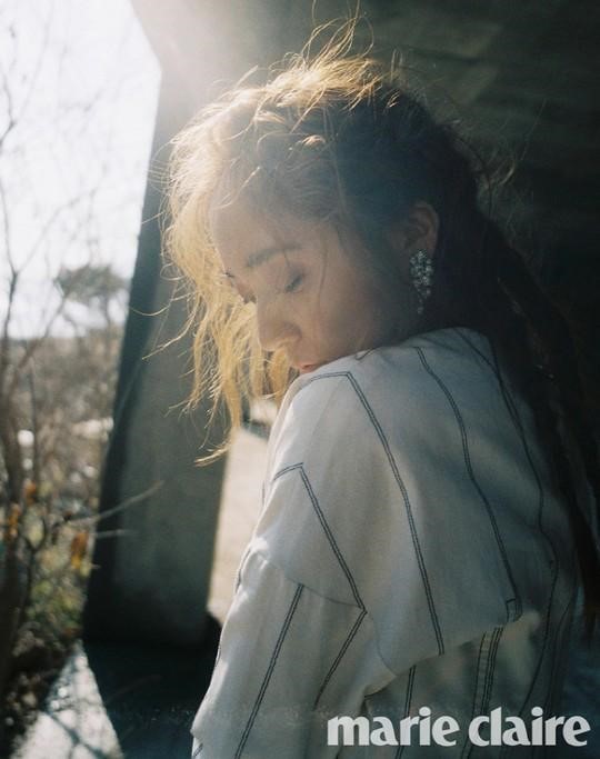 F(x)郑秀晶森林写真公开 孤傲高冷现“冰山公主”魅力【组图】