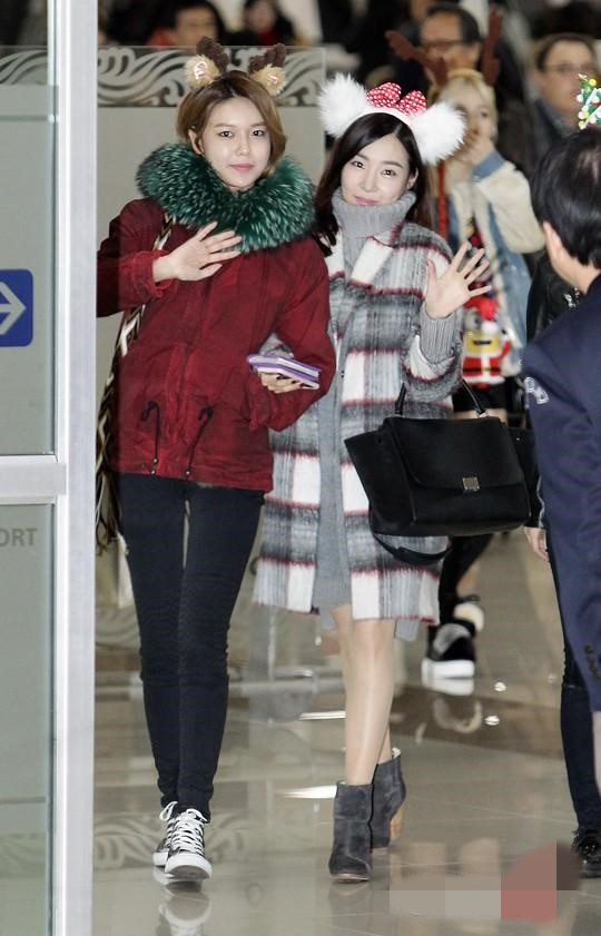 少女时代圣诞装扮现身机场 允儿泰妍甜笑暖心【组图】