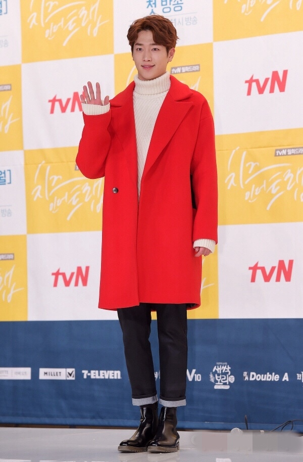 《奶酪陷阱》举行发布会 朴海镇徐康俊南柱赫首同台拼人气【组图】