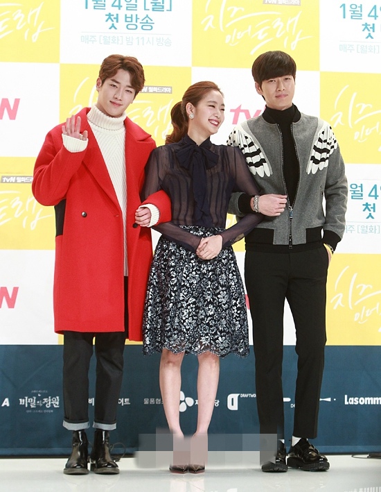 《奶酪陷阱》举行发布会 朴海镇徐康俊南柱赫首同台拼人气【组图】