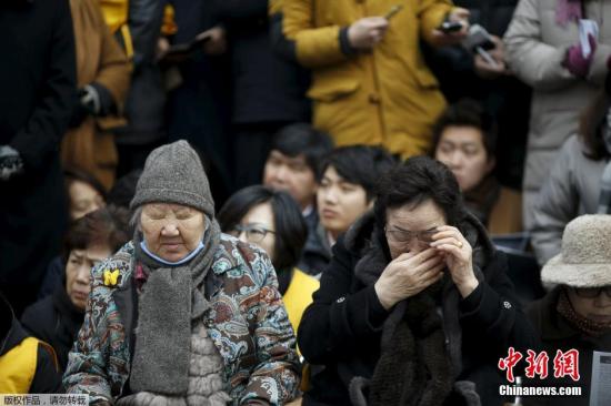曾被日军当作慰安妇的两名韩国老人Lee Yong-soo（右）及Gil Won-ok也在活动现场现身说法。