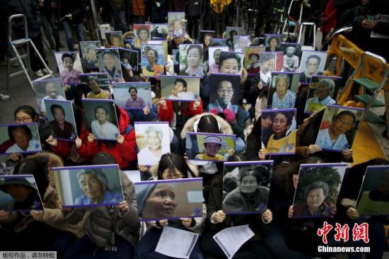 当地时间12月30日，韩国首尔，当地民众手中高举慰安妇的照片，在日本使馆前集会抗议。
