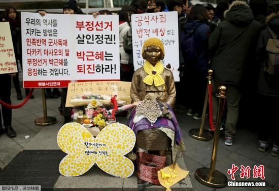 当地民众搬来一座慰安妇少女铜像，放在日本大使馆前。