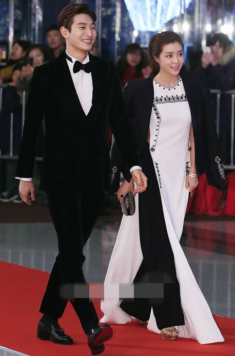 &ldquo;SBS演艺大赏&rdquo;众星齐现身 刘在石金炳万共获大赏【组图】