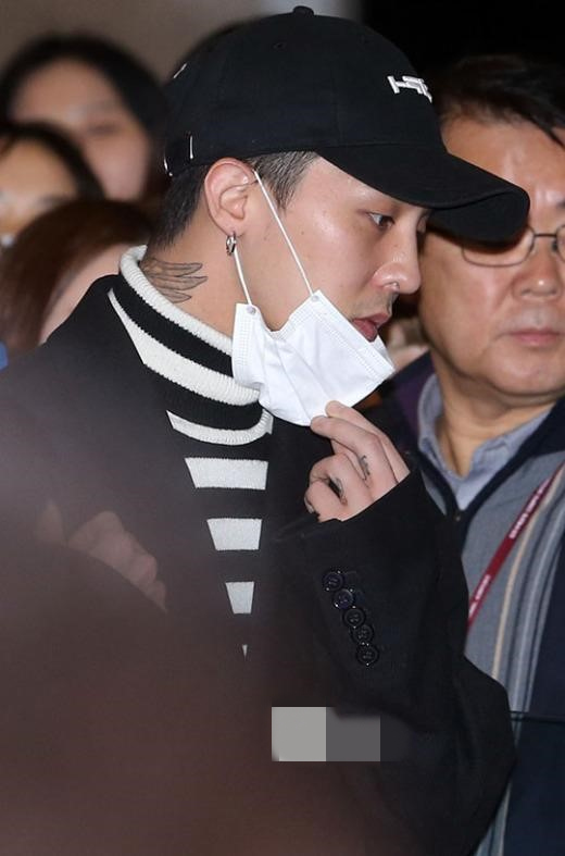 bigbang来华参加跨年晚会 现身机场吸引众粉丝驻足拍照【组图】