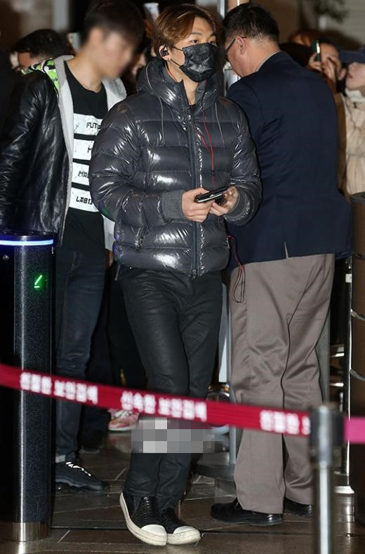 bigbang来华参加跨年晚会 现身机场吸引众粉丝驻足拍照【组图】