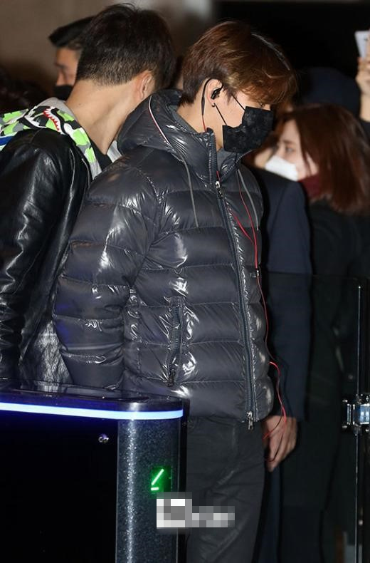 bigbang来华参加跨年晚会 现身机场吸引众粉丝驻足拍照【组图】