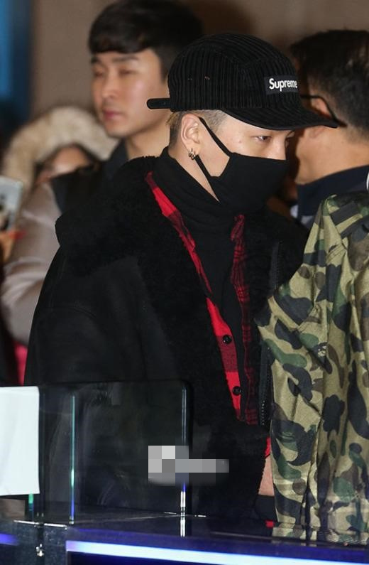 bigbang来华参加跨年晚会 现身机场吸引众粉丝驻足拍照【组图】