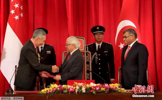 当地时间10月1日，李显龙连任新加坡总理，出席就职仪式。