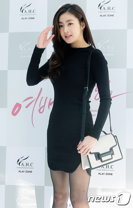 姜素拉黑色连衣裙出席活动 尽显性感完美身材【组图】