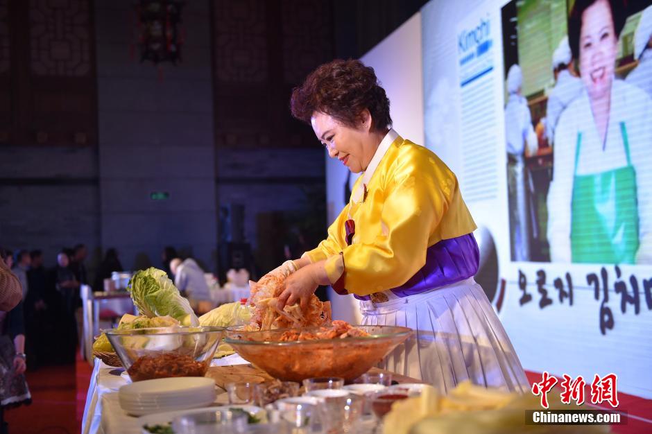 日本&ldquo;煮饭仙人&rdquo;与韩国&ldquo;泡菜女王&rdquo;同台秀功夫