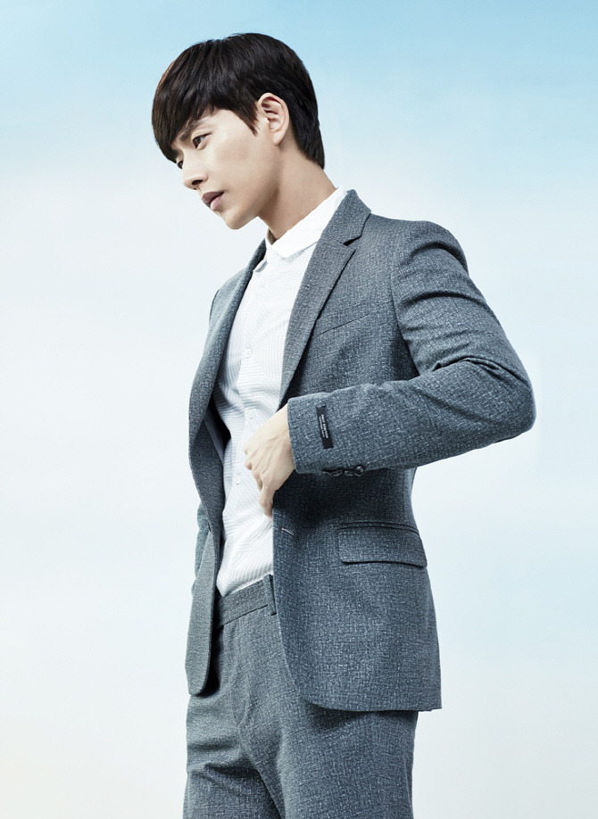 《奶酪陷阱》朴海镇变身精致型男 帅气西装展现完美侧颜【组图】