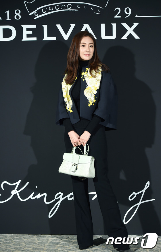 崔智友f(x)郑秀晶池珍熙出席活动 优雅帅气极具时尚感【组图】