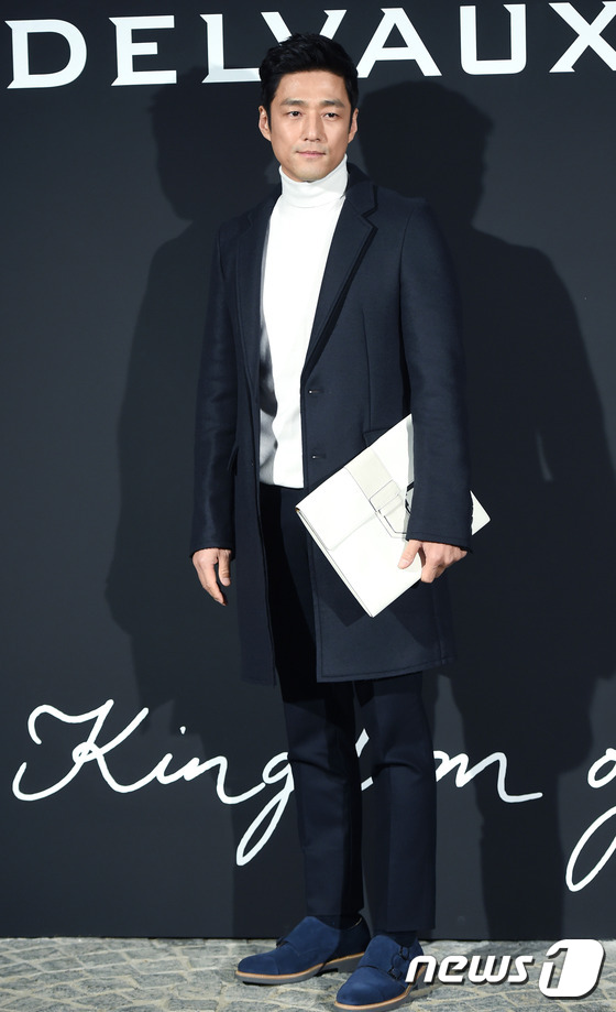 崔智友f(x)郑秀晶池珍熙出席活动 优雅帅气极具时尚感【组图】