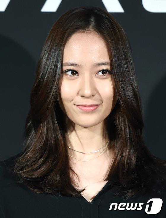 崔智友f(x)郑秀晶池珍熙出席活动 优雅帅气极具时尚感【组图】