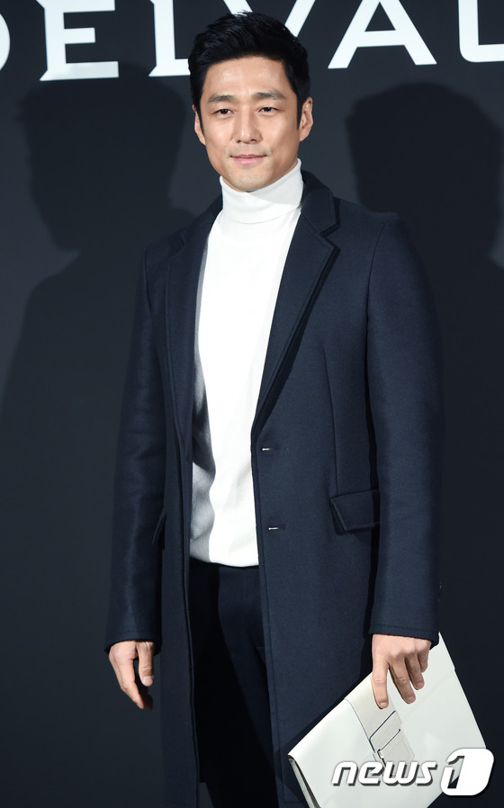 崔智友f(x)郑秀晶池珍熙出席活动 优雅帅气极具时尚感【组图】