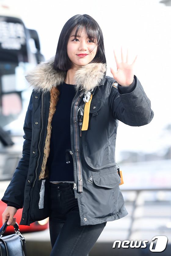 《请回答1988》剧组飞泰国度假  惠利朴宝剑柳俊烈齐现身机场【组图】