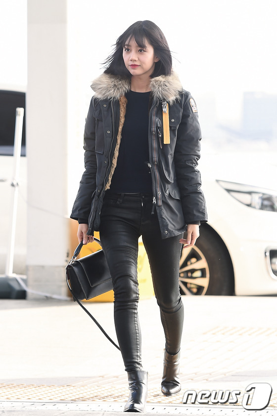 《请回答1988》剧组飞泰国度假  惠利朴宝剑柳俊烈齐现身机场【组图】