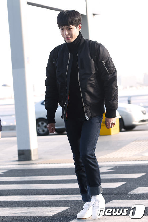 《请回答1988》剧组飞泰国度假  惠利朴宝剑柳俊烈齐现身机场【组图】