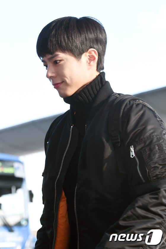 《请回答1988》剧组飞泰国度假  惠利朴宝剑柳俊烈齐现身机场【组图】