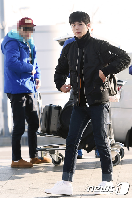 《请回答1988》剧组飞泰国度假  惠利朴宝剑柳俊烈齐现身机场【组图】