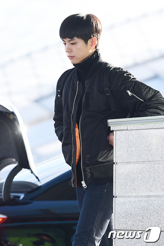 《请回答1988》剧组飞泰国度假  惠利朴宝剑柳俊烈齐现身机场【组图】