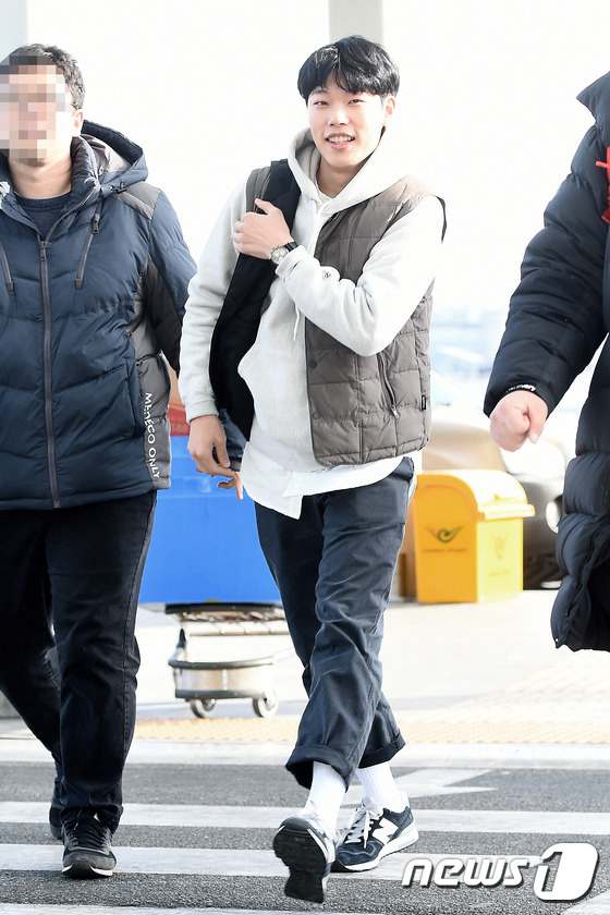 《请回答1988》剧组飞泰国度假  惠利朴宝剑柳俊烈齐现身机场【组图】