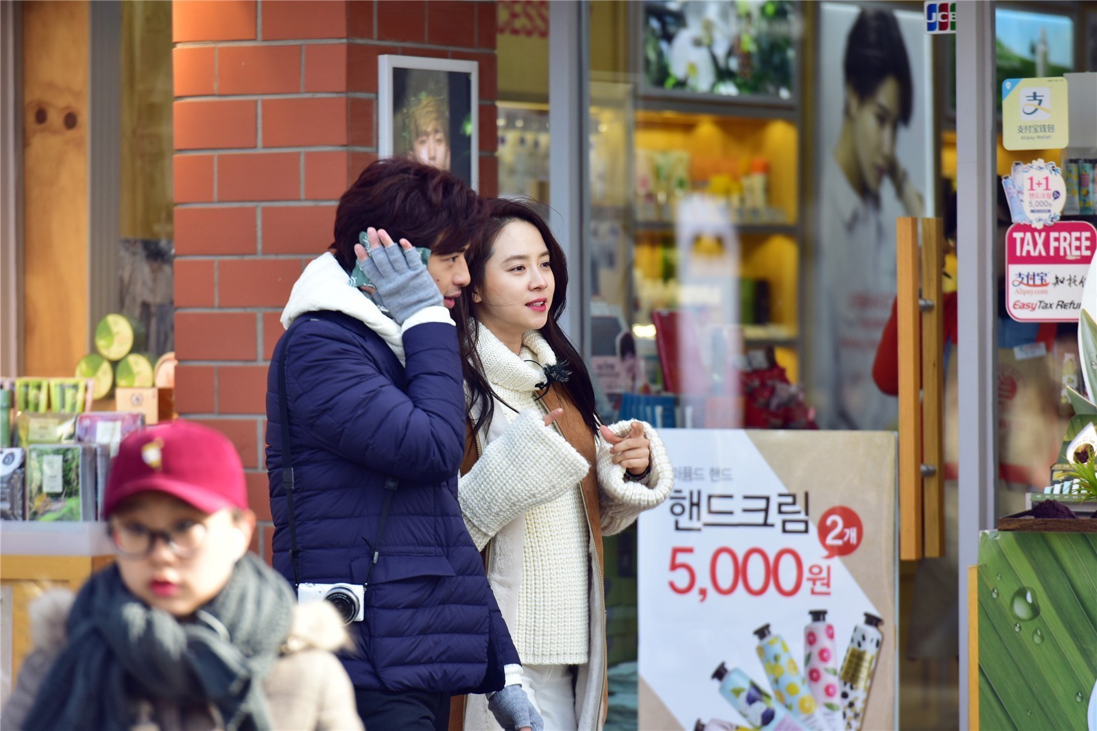 陈柏霖宋智孝现身首尔街头 组&ldquo;CP&rdquo;录节目