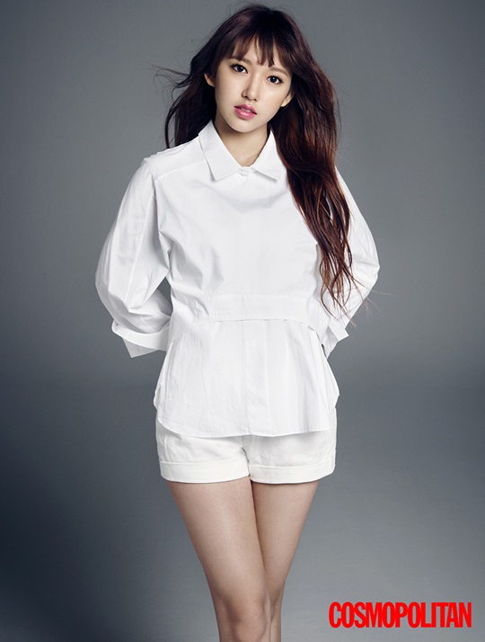 韩国新人女团宇宙少女白衣写真秀美腿 性感与清纯魅力兼具【组图】 