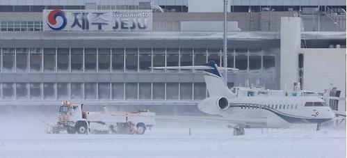 韩国遇寒潮：济州机场暂停航班起降部分客轮停航