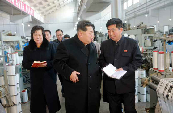 金正恩视察平壤金正淑纺织厂 赞国产书包喜笑颜开