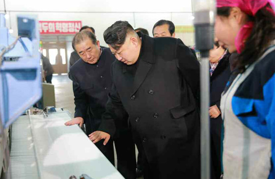 金正恩视察平壤金正淑纺织厂 赞国产书包喜笑颜开