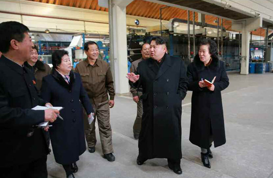 金正恩视察平壤金正淑纺织厂 赞国产书包喜笑颜开