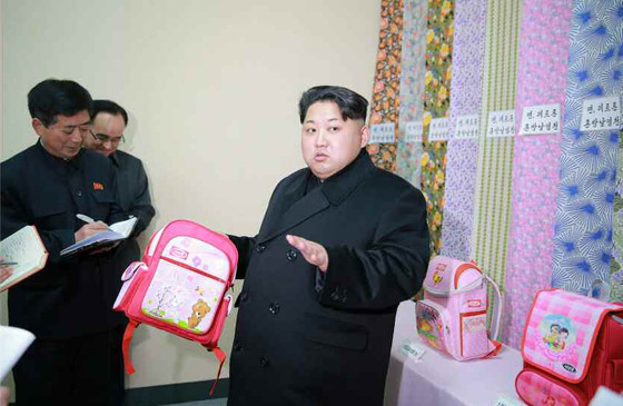 金正恩视察平壤金正淑纺织厂 赞国产书包喜笑颜开