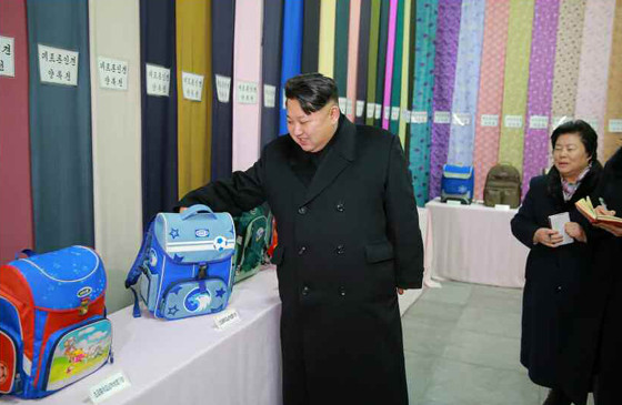 金正恩视察平壤金正淑纺织厂 赞国产书包喜笑颜开