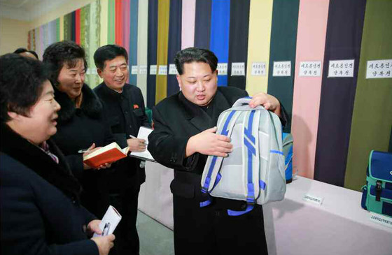 金正恩视察平壤金正淑纺织厂 赞国产书包喜笑颜开