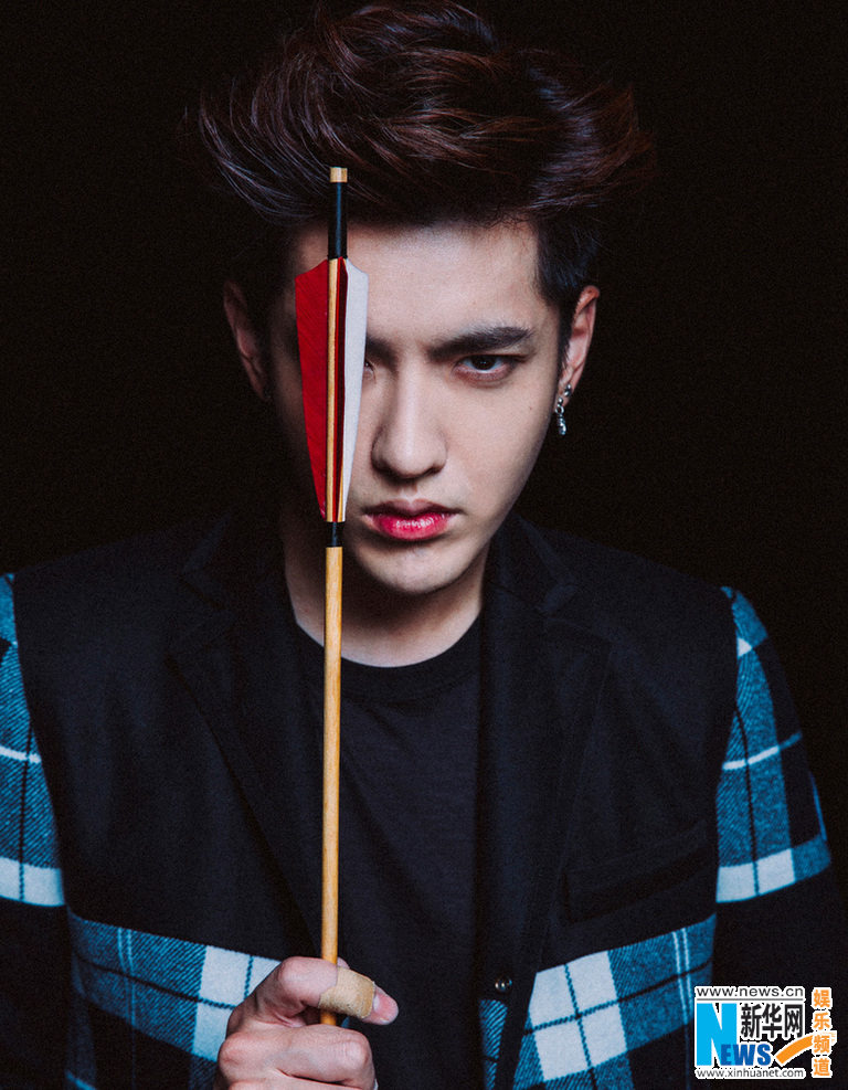 &ldquo;小爷&rdquo;吴亦凡化身弓箭手拍写真 彰显贵族气质【组图】