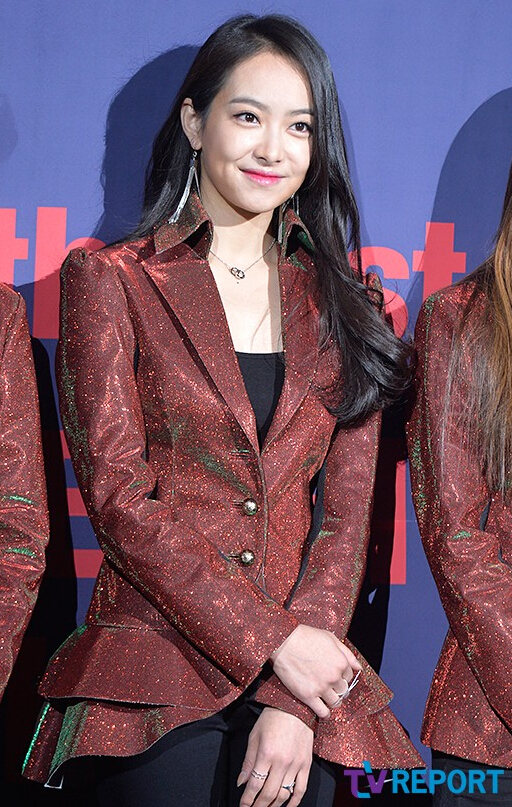 f(x)举办首场演唱会发布会 宋茜红衣现身【组图】